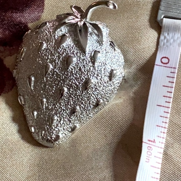 Sarah Coventry Strawberry Brooch, Vintage - Picture 5 of 6